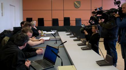 Verhandlung im Amtsgericht Dresden: Zweiter von links ist Timo S., einer der führenden Köpfe der mutmaßlich rechtsterroristischen "Gruppe Freital"