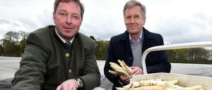 Bauer Jörg Heuer (l) und der ehemalige Bundespräsident Christian Wulff stechen am 28.04.2016 in Fuhrberg Spargel. 