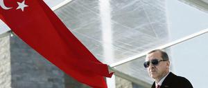 Der türkische Staatschef Recep Tayyip Erdogan hat sich von der Forderung von Parlamentspräsident Ismail Kahraman nach einer islamischen Verfassung distanziert.