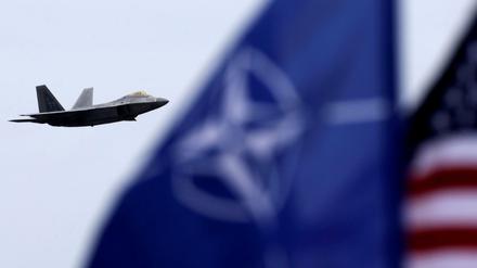 Ein Kampfflugzeug über einem Luftwaffenstützpunkt in Litauen.