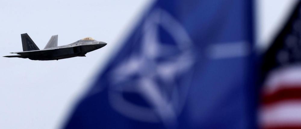 Ein Kampfflugzeug über einem Luftwaffenstützpunkt in Litauen.