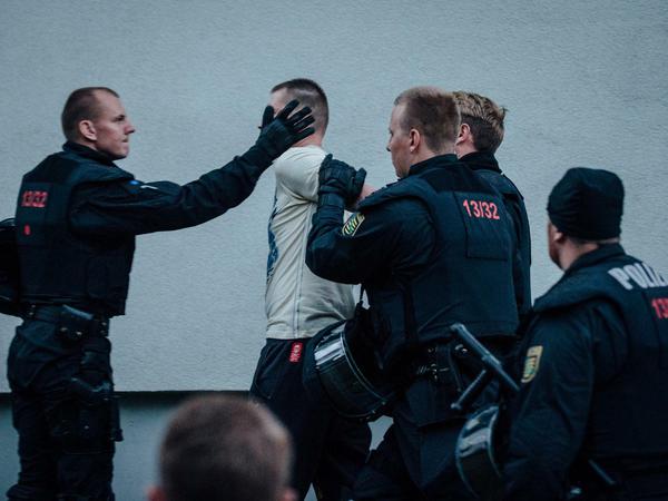 Ein betrunkener Rechtsextremist wird in der Nähe des Heims festgenommen. 