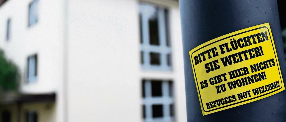 Im Freitaler Stadtbild sind fremdenfeindliche Aufkleber allgegenwärtig.