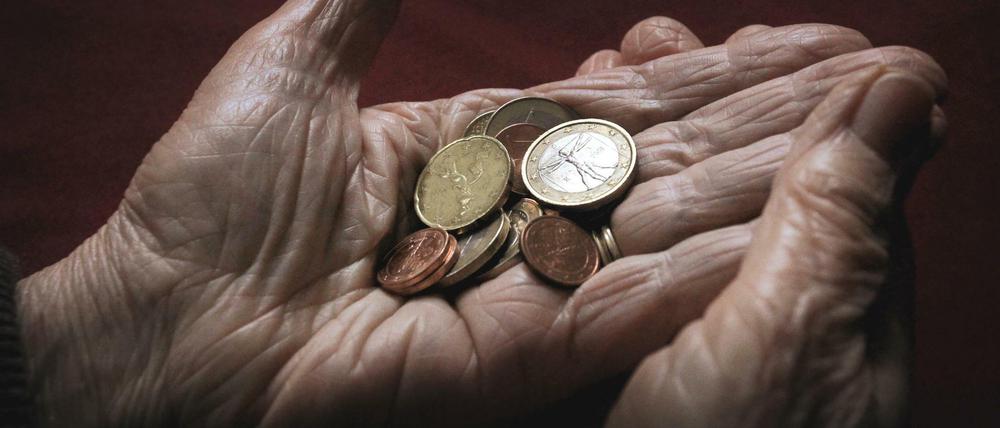 Wenig auf der Hand. Im Alter sind immer mehr Menschen auf Grundsicherung angewiesen.