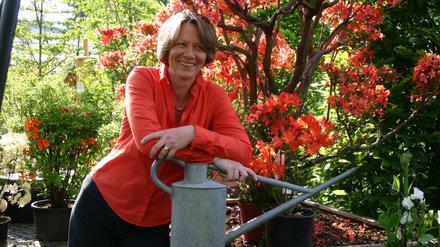 Gabriella Pape, gebürtige Hamburgerin, ist eine international gefragte Gartendesignerin. Ihr grünes Zuhause hat sie im Berliner Südwesten gefunden, auf dem Gelände der ehemaligen „Königlichen Gärtnerlehranstalt“ in Dahlem
