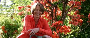 Gabriella Pape, gebürtige Hamburgerin, ist eine international gefragte Gartendesignerin. Ihr grünes Zuhause hat sie im Berliner Südwesten gefunden, auf dem Gelände der ehemaligen „Königlichen Gärtnerlehranstalt“ in Dahlem