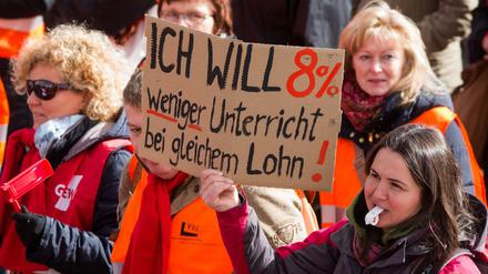 Die Lehrer fordern bessere Arbeitsbedingungen.