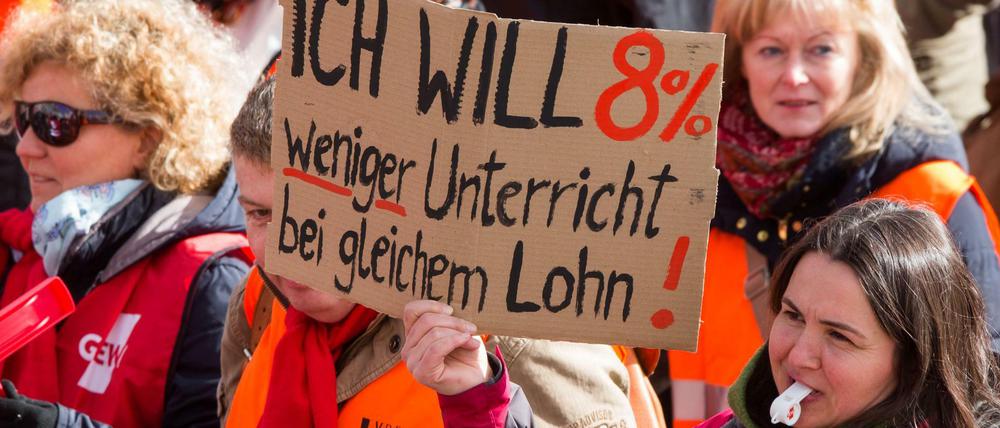 Die Lehrer fordern bessere Arbeitsbedingungen.