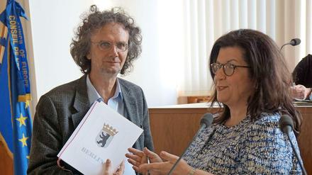 Seine Ernennungsurkunde erhielt Stadtrat Oliver Schruoffeneger von BVV-Vorsteherin Judith Stückler.