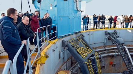 Präsident Putin vor der Startrampe. Russland hat den mit Spannung erwarteten Erststart einer Rakete vom neuem Weltraumzentrum Wostotschny aus technischen Gründen auf diesen Donnerstag verschoben. Das Foto entstand bei einem früheren Besuch auf der Baustelle. 