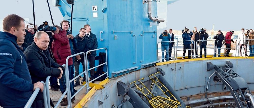 Präsident Putin vor der Startrampe. Russland hat den mit Spannung erwarteten Erststart einer Rakete vom neuem Weltraumzentrum Wostotschny aus technischen Gründen auf diesen Donnerstag verschoben. Das Foto entstand bei einem früheren Besuch auf der Baustelle.