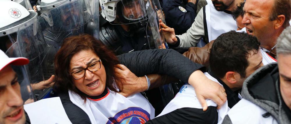 Demonstranten, die zum Taksim-Platz vordringen wollten, trafen am Sonntag in Istanbul auf starke Polizeikräfte.