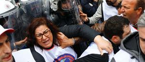 Demonstranten, die zum Taksim-Platz vordringen wollten, trafen am Sonntag in Istanbul auf starke Polizeikräfte.