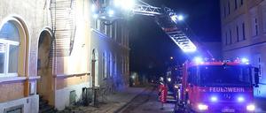 Feuerwehreinsatz nach den Brandanschlag auf die noch unbewohnte Asylbewerberunterkunft in Meißen