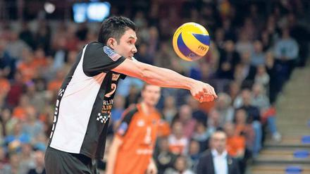 Perfekt gestreckt. Erik Shoji ist bei den BR Volleys nicht für die umjubelten Angriffsschläge zuständig. Der US-Amerikaner versucht in der Annahme, all die Bälle noch zu retten, die unerreichbar erscheinen – und das gelingt ihm ziemlich gut.