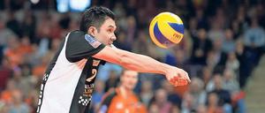 Perfekt gestreckt. Erik Shoji ist bei den BR Volleys nicht für die umjubelten Angriffsschläge zuständig. Der US-Amerikaner versucht in der Annahme, all die Bälle noch zu retten, die unerreichbar erscheinen – und das gelingt ihm ziemlich gut.