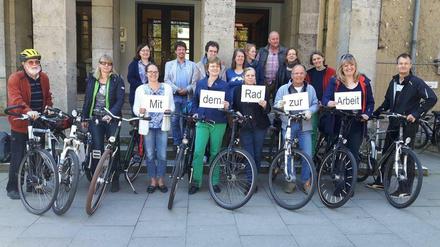 Die Stadträtinnen Cerstin Richter-Kotowski, CDU, und Christa Markl-Vieto, Bündnis 90/Grüne, samt Fahrrädern neben ihren radelnden Kolleginnen und Kollegen
