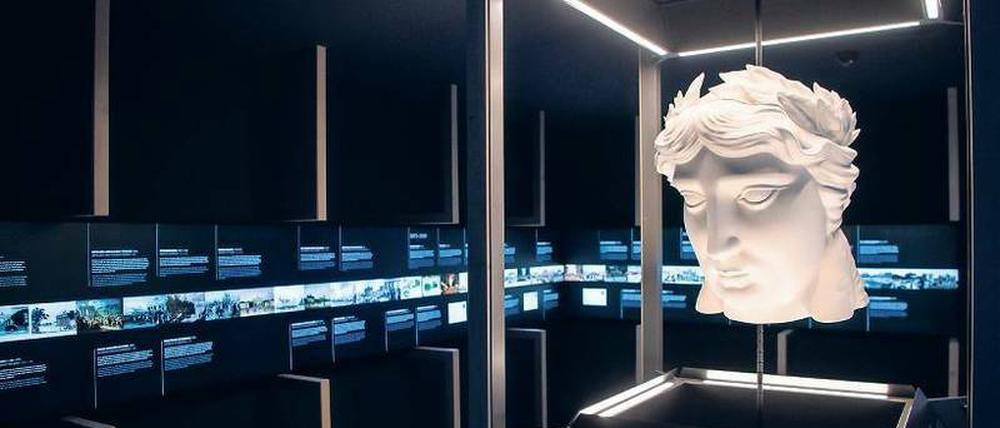 Zum Kopf der Nike (oben) gibt es historische Informationen, die Show selbst läuft im Hauptraum – eröffnet und für gut befunden von Michael Müller. 