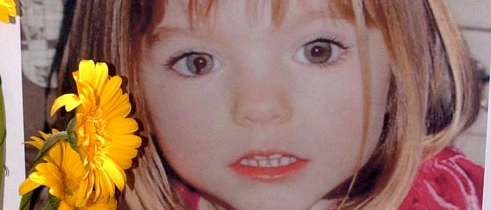 Das Foto vom 12.05.2007 zeigt ein mit Blumen geschmücktes Foto der vermissten Madeleine McCann.