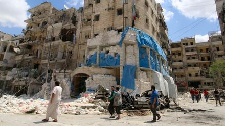 Bei einem Luftschlag wurde in Aleppo eine Klinik und angrenzende Gebäude getroffen. Dabei sollen bis zu 30 Menschen ums Leben gekommen sein.