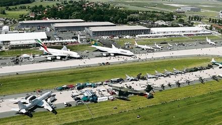 Fachbesucher laufen am 22.05.2014 auf der Internationalen Luft- und Raumfahrtausstellung ILA über das Ausstellungsgelände. 