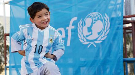 Lionel Messi schickte seinem Fan, dem fünfjährigen Murtasa Ahmadi, ein Trikot nach Afghnanistan. 