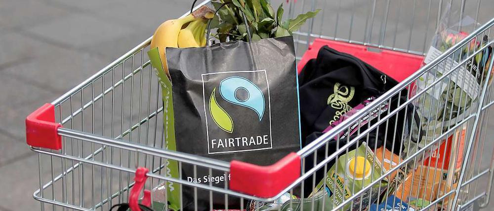 Fairtrade-Waren, hier in einem Einkaufswagen auf einem Symbolbild.
