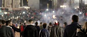 Zahlreiche Menschen sind am 31.12.2015 in Köln auf dem Vorplatz des Hauptbahnhofs zu sehen.