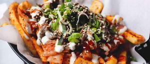 Kimchi Fries: Pommes mit vergorenem Kohl und hausgemachten Soßen.
