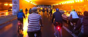 Sie rollen wieder: die Teilnehmer der Critical Mass