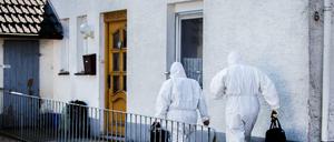 Mitarbeiter der Spurensicherung in Höxter am Haus des beschuldigten Ehepaares vorbei.