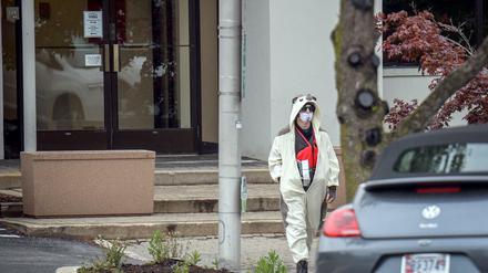 Ein mit einem Panda-Kostüm bekleideter und vermeintlich mit Sprengstoff bewaffneter Mann wurde von der Polizei überwältigt.