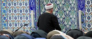 Unionsfraktionschef Volker Kauder (CDU) will eine staatliche Kontrolle von Moscheen.