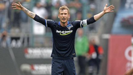 Fabian Lustenberger, 27, kam 2007 vom FC Luzern zu Hertha BSC und führt die Mannschaft seit 2013 als Kapitän. Im März verlängerte er seinen Vertrag bis 2019. Für die Nationalmannschaft der Schweiz hat er drei Länderspiele bestritten.