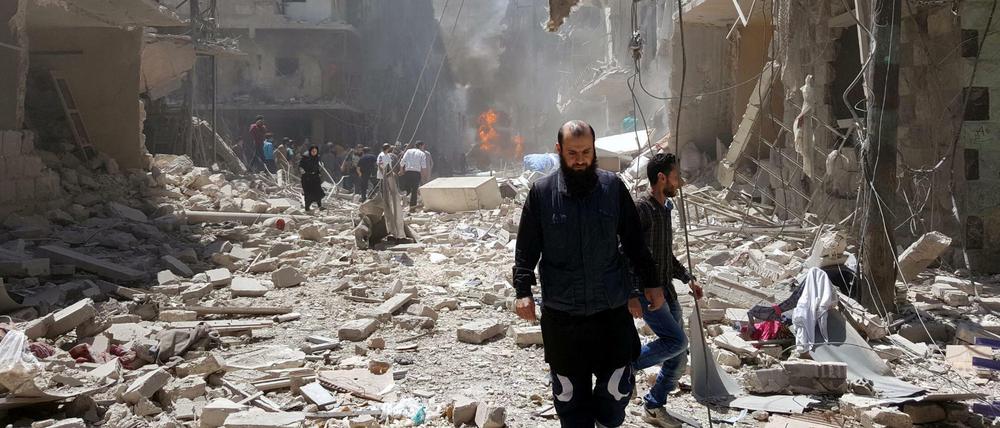 Syrier kehren nach Luftangriffen auf das von den Rebellen gehaltenen Stadtviertel Bustan Al Qasr in Aleppo auf die Straße zurück. Bei den Angriffen wurde auch ein Krankenhaus zerstört, mindestens 30 Menschen kamen ums Leben. 