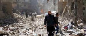 Syrier kehren nach Luftangriffen auf das von den Rebellen gehaltenen Stadtviertel Bustan Al Qasr in Aleppo auf die Straße zurück. Bei den Angriffen wurde auch ein Krankenhaus zerstört, mindestens 30 Menschen kamen ums Leben. 