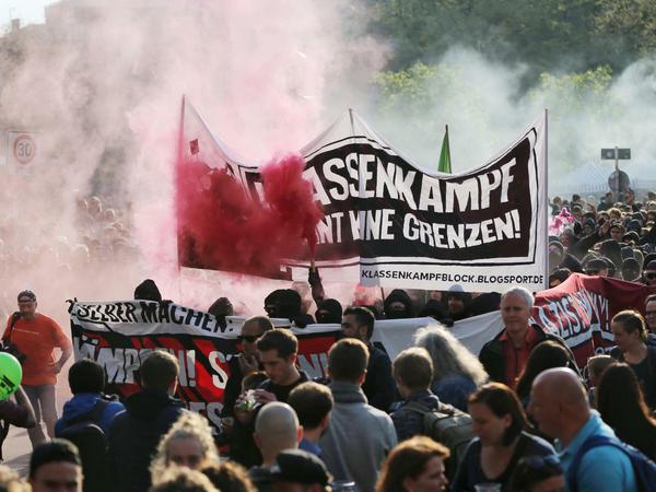 Die 18-Uhr-Demo in Kreuzberg ist unterwegs.