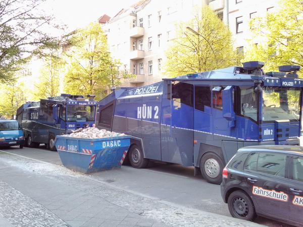 Bereitschaft. Wasserwerfer der Polizei stehen für den Ernstfall bereit.