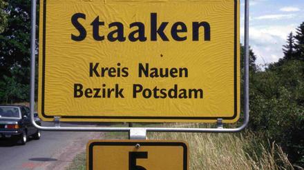 1990, kein Wort von Berlin. Dieser Teil von Staaken gehörte zur DDR. - Spandau-Newsletter: leute.tagesspiegel.de
