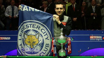 The "Jester from Leicester" Mark Selby feiert seinen zweiten WM-Titel nach 2014 - und die Fußball-Meisterschaft seines Heimatklubs Leicester City. 