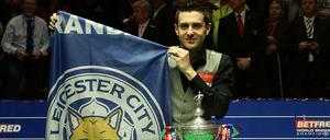 The "Jester from Leicester" Mark Selby feiert seinen zweiten WM-Titel nach 2014 - und die Fußball-Meisterschaft seines Heimatklubs Leicester City. 