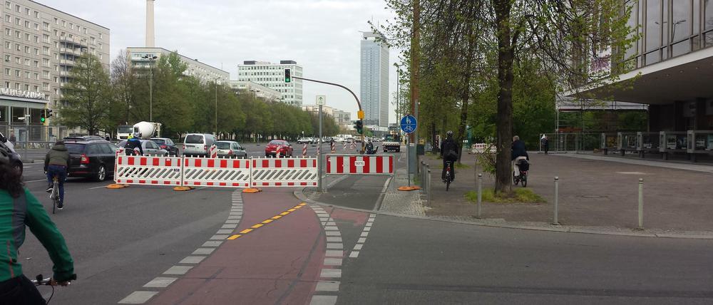 Foto vom 3. Mai 2016: Auf Höhe des Kinos International führt eine gelbe Fahrbahnmarkierung Radfahrer direkt an die Absperrung.