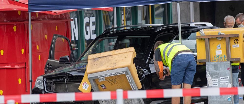 Ein SUV raste am Sonntag vorm Bahnhof Zoo in eine Menschengruppe. Sechs Personen wurden verletzt, drei davon schwer.
