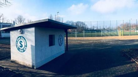 Tief im Westen: der Sportplatz des SC Staaken am Kurzen Weg. Mit blau-weißem Kassenhäuschen.