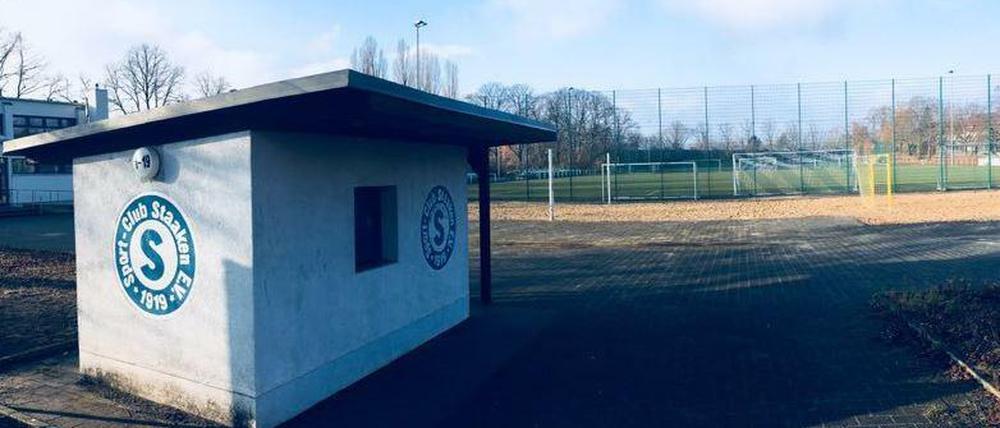 Tief im Westen: der Sportplatz des SC Staaken am Kurzen Weg. Mit blau-weißem Kassenhäuschen.