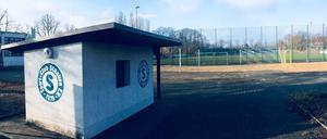 Tief im Westen: der Sportplatz des SC Staaken am Kurzen Weg. Mit blau-weißem Kassenhäuschen.