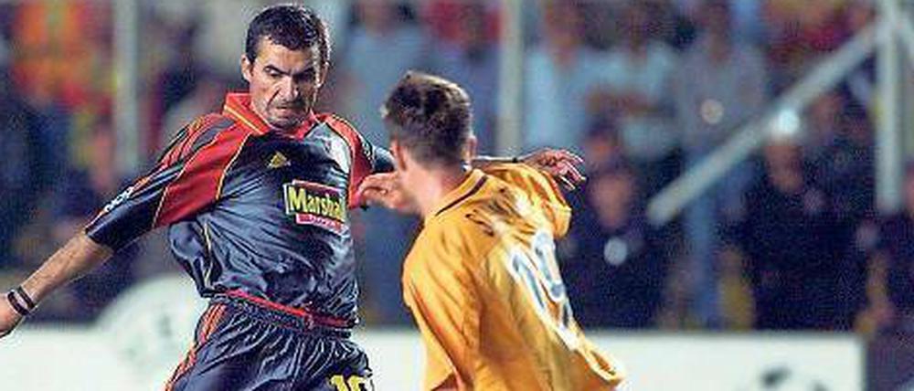 Gesundheit. Gheorge Hagi (l.) trifft für Istanbul spät zum 2:2.