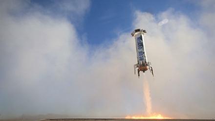Ab dafür! Amazon-Chef Jeff Bezos' Transportunternehmen Blue Origin erobert das Weltall mit Raketen, die wieder auf der Erde landen. 