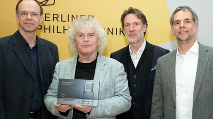 Vier Freunde sollt ihr sein: Orchesterlvorstand Ulrich Knörzer, Sir Simon Rattle, Medienvorstand Olaf Maninger und Intendant Martin Hoffmann