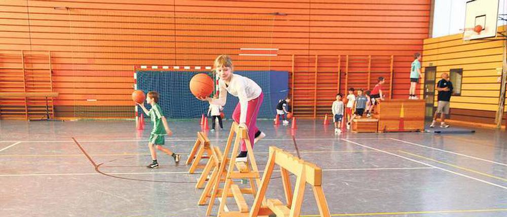 Ballkontrolle. Diese Übung schult Balance und Koordination.